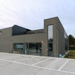 Deze centraal gelegen kantoorruimte van circa 250m2 is gelegen op een bedrijventerrein nabij de oprit van de E17 en beschikt over een...