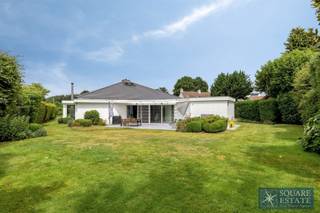 Square Estate presenteert u deze prachtige architecten villa van Walter Gillis, gelegen in het prestigieuze Domein van Bouchout in Wemmel, die in...