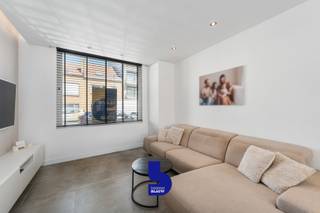 Deze prachtige woning onderging een totaalrenovatie en werd omgetoverd tot een stijlvolle, instapklare parel waar kwaliteit, comfort en afwerking centraal staan.<br /><br />De ligging is een absolute troef vlak bij winkels en op fietsafstand van zowel het strand als het bruisende centrum.<br /><br />Buiten geniet u van een ruime, zonnige tuin waar u de hele dag kunt ontspannen. Bovendien beschikt de tuin over een praktische berging, ideaal voor fietsen, tuinmateriaal of extra opslag.<br /><br />Binnen wordt u verwelkomd in een gezellige leefruimte met vooraan een sfeervolle zithoek, afgewerkt met een elegante gashaard. Aansluitend bevindt zich de lichtrijke eetruimte, voorzien van stijlvolle inbouwspots en een prachtig zicht op de tuin.<br /><br />De luxueuze open keuken vormt het hart van de woning en is volledig uitgerust met hoogwaardige toestellen, waaronder een oven, combi-oven, inductiekookplaat, vaatwasser en tal van opbergmogelijkheden. De praktische ontbijtbar maakt het geheel compleet.<br /><br />Extra comfort vindt u dankzij een apart gastentoilet op het gelijkvloers én een tweede toilet op de verdieping. Daarnaast is er een handige kelder aanwezig.<br /><br />Op de eerste verdieping bevindt zich een bijzonder ruime en smaakvol ingerichte badkamer met een vrijstaand ligbad, een royale inloopdouche, een stijlvol designlavabomeubel, een tweede toilet én een praktische wasruimte met aansluitingen voor wasmachine en droogkast.<br /><br />Verder telt de woning twee volwaardige slaapkamers: een ruime master bedroom en een tweede, ruime slaapkamer die perfect dienst kan doen als kinder-, logeer- of bureelkamer.<br /><br />Bent u op zoek naar een woning waar u zonder zorgen uw intrek kunt nemen, met een hoogwaardige afwerking, een uitstekende ligging en alle hedendaagse comfort? Dan is deze unieke woning absoluut een bezoek waard.