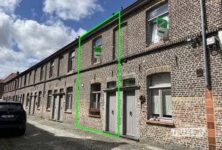 Deze charmante woning is rustig gelegen in een zijstraat van de prachtige Coupure, midden in het centrum van Brugge. Dankzij de uitstekende ligging bevinden winkels, horecazaken, scholen en openbaar vervoer zich op wandelafstand.<br /><br />Via de inkomhal kom je in de praktische keuken, voorzien van een oven, koelkast, kookplaat, spoelbak en voldoende kastruimte. Aansluitend bevinden zich een gastentoilet en een berging met aansluitingen voor een wasmachine en droogkast. Ook de technische installaties zijn hier ondergebracht.<br /><br />Verder kom je terecht in de lichtrijke, open leefruimte met eetplaats. Vanuit de leefruimte heb je toegang tot het stadstuintje. Een absolute meerwaarde is de extra doorgang achteraan de tuin, wat zorgt voor een vlotte bereikbaarheid.<br /><br />Op de eerste verdieping bevinden zich twee volwaardige slaapkamers en de badkamer, uitgerust met een douchecabine en wastafel. <br /><br />Er is voldoende parkeergelegenheid in de straat en de verwarmingsketel werd vernieuwd in 2025. <br /><br />Beschikbaar: 1 november 2026<br /><br />
