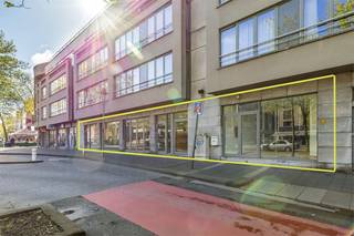 IDEALIS VASTGOED – Extra ruim handelspand (+-500m²!!!) met tal van mogelijkheden op een extra centrale, commerciële zichtlocatie te midden van...