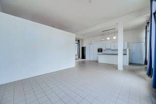 <p><span>Op de eerste verdieping bevindt zich dit </span><span>appartement</span><span>, gelegen in de </span><span>Minderbroedersrui</span><span> in </span><span>Antwerpen</span><span>, tussen de Sint-Paulusstraat en de Lange Koepoortstraat. De locatie is bijzonder gunstig: midden in de stad, met universiteiten, winkels, restaurants en de Koninklijke Academie voor Schone Kunsten allemaal op wandelafstand. </span></p><p><span> </span></p><p><span>Dit appartement op de tweede verdieping </span><span>heeft een </span><span>bruikbare oppervlakte van 88m² </span><span>en</span><span> </span><span>biedt een heerlijk </span><span>loftgevoel</span><span>, met een volledig geïnstalleerde open keuken en een badkamer met douche.</span></p><p><span> </span></p><p><span>Indeling</span></p><p><span>- gelegen op de 1ste verdieping (geen lift)</span></p><p><span>- loftruimte woonkamer, eetkamer en keuken</span></p><p><span>- open geïnstalleerde keuken </span></p><p><span>- badkamer met douche, toilet en lavabomeubel</span></p><p><span> </span></p><p><span>Algemeen gebouw</span></p><p><span>- dak met isolatie</span></p><p><span>- geen lift aanwezig</span></p><p><span>- individuele nutsvoorzieningen</span></p><p><span>- betonstructuur</span></p><p><span> </span></p><p><span>Troeven</span></p><p><span>- top locatie </span></p><p><span>- ramen dubbele beglazing </span></p><p><span>- EPC label C</span></p><p><span>- beschikbaar bij akte</span></p><p><span> </span></p><p><span>Ben jij geïnteresseerd in dit appartement te koop in centrum Antwerpen, ben je op zoek naar ander vastgoed, een investering of wens je de waarde van jouw eigendom te kennen? Dan ben je bij BOLT immo aan het juiste adres! Wij helpen jou graag verder.</span></p><p><span> </span></p>