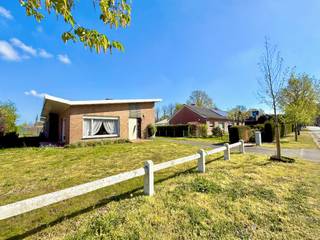 Ontdek deze open bebouwing met enorm veel potentieel, gelegen op een toplocatie in het gegeerde Tervenen te Ertvelde. Deze woning bevindt zich op een prachtig perceel van maar liefst 892 m² en biedt de ideale opportuniteit voor wie op zoek is naar een totaalrenovatieproject op een uitstekende ligging.<br /><br />De woning beschikt over voldoende volume en omvat momenteel 3 volwaardige slaapkamers, waardoor ze perfect geschikt is als ruime gezinswoning. Dankzij de oorspronkelijke staat kan u deze eigendom volledig naar eigen smaak en wensen renoveren. Structureel zijn er ook geen grote opmerkingen. <br /><br />Buiten geniet u van een ruime oprit, een aparte garage en een ideale tuinoppervlakte waar u in alle rust kan vertoeven. Extra troef is de aanwezige zwembadkuip (beton), dat mits zeer grondige renovatie opnieuw een heerlijke meerwaarde kan vormen.<br /><br />Bent u op zoek naar een woning met karakter, ruimte en tal van mogelijkheden op een zeer goede en gegeerde ligging in Ertvelde? Dan is dit renovatieproject beslist een bezoek waard!<br />Meer info of een bezoek? Bel WIJSvastgoed op +32 9 395 80 10 !