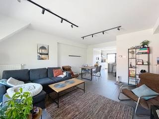 Stijlvol gerenoveerd (2021) appartement te Assebroek! Geniet van 2 volwaardige slaapkamers, een heerlijk terras en het ultieme parkeergemak met een eigen garage én staanplaats. <br /><br />Indeling: <br />Gelijkvloers: <br />- afgesloten garagebox en staanplaats <br /><br />2de verdieping: <br />- inkomhal met vestiaire en ingemaakte kasten (met voorziening voor wasmachine en droogkast)<br />- apart toilet<br />- woonkamer met toegang tot terras<br />- keuken voorzien van frigo, spoelbak, kookplaat, oven, microgolf en vaatwasser<br />- berging <br />- slaapkamer<br />- slaapkamer<br />- badkamer met douche, lavabo en kastjes <br /><br />Algemeen: <br />- Huurprijs: € 900,00/maand <br />- Geen syndickosten <br />- Beschikbaar vanaf: 01/10/2026<br /><br />De snelste manier om een bezoek te brengen aan dit pand? Vraag je bezoek aan via de roze knop op onze website (www.dewaele.com) en je wordt gecontacteerd door onze verhuurexpert Broes.<br /><br />Telefonisch kunnen er geen afspraken gemaakt worden. Bij andere vragen kun je ons telefonisch contacteren via 050 444 999.