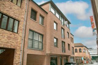 <p>On the third floor you can find this fully renovated apartment.<br />Located 100 meters from the lowered Leieboordeen and 500 meters from the Grand Place, you have everything at hand.<br />Income with bright living room and beautiful glass windows, fitted kitchen with appliances, bathroom with step-in shower and a spacious bedroom.</p>