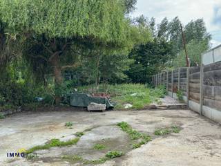 <p>Op zoek naar een goed gelegen opslagruimte voor uw professionele activiteiten? Deze ruime magazijnruimte (ca. <strong>220 m²)</strong> biedt tal van mogelijkheden voor zelfstandigen of kleine ondernemers.</p>
<p>Gelegen op een groot perceel, beschikt het magazijn over een <strong>voorste poort met geïntegreerde deur</strong> en een <strong>achterste houten poort</strong>, wat zorgt voor een vlotte toegankelijkheid.<strong><br /><br />Extra troef: achteraan bevindt zich een tuin, </strong>ideaal voor extra buitenopslag<strong>. Strategisch gelegen nabij de belangrijkste verbindingswegen richting Aalst en Ninove, met een vlotte bereikbaarheid.</strong></p>
<p>Afmetingen:</p>
<ul>
<li>Diepte: ca. 24 m</li>
<li>Breedte: ca. 9 m</li>
</ul>
<p></p>
<p>Interesse of vragen? Neem vrijblijvend contact op met <strong>Jonas</strong> via jonas@immotijl.be of bel <strong>0477 17 44 20</strong> voor meer info of een bezoek.</p>