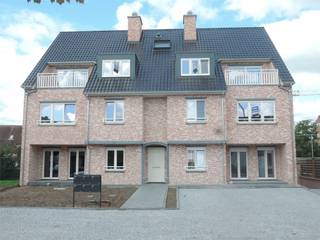 Gelijkvloers appartement in het centrum van Paal, dichtbij scholen, winkels en oprit autostrade E313. Indeling: inkomhal met toilet, living met bureelruimte en open keuken, badkamer, berging, twee slaapkamers, groot terras met tuin en ondergrondse afgesloten garage met kelderberging.