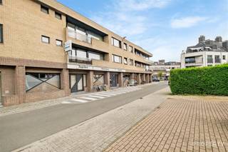 !! TE KOOP!! Ben je op zoek naar een succesvolle handelszaak met een uitzonderlijk rendement? Dan is café ‘Vrij Polen’ jouw droominvestering! Dit bruisende café is gelegen in het hart van Oostrozebeke. De zaak is momenteel succesvol verhuurd, draait uitstekend en geniet van een fantastisch bruto rendement van maar liefst 10%. Het pand bestaat uit een café, aparte feestzaal, sanitaire blok, rokersruimte, keuken en een grote kelder. Grijp deze unieke kans en verzeker jezelf van een uitstekende investering! Neem vandaag nog contact op voor meer informatie op het nummer 056 96 08 00 of via info@property-vastgoed.be