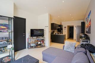 Dit 2 slaapkamer appartement is gelegen in het hartje van het gezellige Sint-Gillis-bij Dendermonde. Dit appartement is gelegen in een kleinschalig gebouw van slechts 2 appartementen, voorzien van 2 slaapkamers waarvan 1 grote en 1 heel kleine slaapkamer en een buitenruimte van 4m² (1.2m -3.34m). Het aangename van dit appartement is dat het in 2020 gerenoveerd is en dat u hier werkelijk alles op wandelafstand heeft. Verder spreken de foto's vanzelf als het gaat over de staat van het appartement. Kortom reserveer vandaag nog uw afspraak en mis deze uitzonderlijke kans niet! Een opportuniteit voor de snelle beslisser. Ook de ideale opbrengsteigendom die nu reeds verhuurd is aan 750€/maand. Bel vandaag nog naar 052/ 41.41.94 of contacteer ons via info@rosiersderidder.be<br />Referentie: 5675