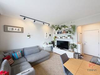 <p><strong>ELSENE: Dicht bij de Solbosch-campus, het openbaar vervoer en alle voorzieningen, gemeubeld appartement met 1 slaapkamer van ±39m² gelegen op de 3e verdieping met lift. Het appartement is als volgt ingedeeld: woonkamer van ±15 m², volledig uitgeruste keuken (oven, kookplaat, dampkap, vaatwasser, kleine koelkast met vriesvak), balkon van ±9 m² georiënteerd naar het oosten, slaapkamer van ±9 m² met ingebouwde kasten, douchekamer met toilet en een was-droogcombinatie. Lasten: voorschot van 100€/maand, inclusief warm water, koud water, verwarming, gemeenschappelijke kosten en conciërgedienst. EPC C+. Beschikbaar vanaf 01/07/2026.</strong></p>
<p></p>
<p><u>Gelegen op de 3e verdieping met lift:</u></p>
<ul>
<li>Woonkamer ±15 m²</li>
<li>Volledig uitgeruste keuken (oven, kookplaat, dampkap, vaatwasser, kleine koelkast met vriesvak)</li>
<li>Oostgericht balkon ±9 m²</li>
<li>Slaapkamer ±9 m² met ingebouwde kasten</li>
<li>Douchekamer met toilet en een was-droogcombinatie</li>
</ul>
<p></p>