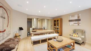 Ontdek dit prachtig appartement vlak bij de zee en het Rubensplein te Knokke. Dit ruim appartement (116m²) werd afgewerkt met uiterst duurzame en hoogwaardige materialen en biedt u alle comfort met onder andere drie slaapkamers en een riant terras. Het appartement bevindt zich op een toplocatie, dicht bij winkels, restaurants en andere voorzieningen. Perfect voor wie op zoek is naar modern wooncomfort en gemak op 200 meter van het strand. Ideaal als vaste woonst, tweede verblijf of waardevaste investering aan zee.<br /><br />Indeling:<br />Inkom met gastentoilet en vestiaire, ruime leefruimte bestaande uit een volledig geïnstalleerde open keuken voorzien van Miele toestellen, eetplaats en een ruim salon. Praktische berging/wasplaats. Masterbedroom met ingemaakte kasten en een badkamer voorzien van een ligbad, toilet en wastafel. Twee slaapkamers met ingemaakte kasten met elk een douche.<br /><br />Uitzonderlijk ruim, zonnig terras met tuinberging.<br /><br />Privatieve kelder en gemeenschappelijke fietsenberging. <br /><br />Mogelijkheid tot het huren van een garage.<br /><br />Bezoeken? Graag na afspraak met Avantimmo op het nummer 050 62 50 55