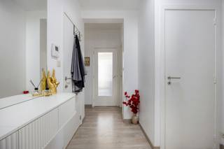 <p>immo DAVID vous propose cet appartement prêt à emménager de 2 chambres avec garage, idéalement situé au troisième et dernier étage, vous garantissant ainsi une tranquillité optimale sans voisins au-dessus. Le hall d'entrée donne accès à un lumineux séjour ainsi qu'à une cuisine séparée entièrement équipée. L'appartement dispose de deux chambres de respectivement 8 m² et 14 m². La plus petite chambre bénéficie d'un accès direct à un agréable balcon. Vous y trouverez également une salle de bains équipée, un WC séparé et une buanderie pratique.</p>
<p>Un autre atout est la spacieuse cave privative qui, combinée au garage, offre de nombreuses possibilités de rangement et de stationnement. Grâce au vidéophone, vous profitez également d'un confort et d'une sécurité supplémentaires.</p>
<p>Avec un excellent PEB de classe B, aucune obligation de rénovation ne s'applique, ce qui rend cet appartement particulièrement intéressant tant pour une occupation personnelle que pour un investissement. Sa situation privilégiée à proximité du Ring, du centre de Zellik, de Bruxelles, des commerces, des transports en commun, de l'UZ Jette et du bois de Laarbeek assure une excellente accessibilité et un cadre de vie agréable. Une opportunité idéale pour ceux qui recherchent un appartement confortable dans un emplacement stratégique.</p>