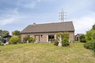 Dit alleenstaande huis is gelegen in een rustige buurt te koop in Nieuwenhove (Waregem) en kan genieten van een mooie grondoppervlakte van 1.992m². De woning heeft veel potentieel door de aangename ruimtes.INDELINGInkomhal - apart toilet - ruime leefruimte met open haard - keuken - bijkeuken - badkamer ( ligbad, toilet , lavabo) - slaapkamer 1 - slaapkamer 2 Er is een ruime zolder boven waar nog 3 kamers kunnen voorzien worden.ALGEMEN INFO- zolder met dakisolatie- overal dubbel glas- overal rolluiken - centrale verwarming: stookolie