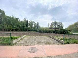 Perceel bouwgrond van 650m² gelegen aan de Gompelbaan in Mol. Dit perceel is voor de oprichting van een vrijstaande woning met tuin gericht op...