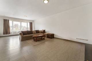 <strong>Ruim en lichtrijk (investerings)appartement van ca. 109 m² met 2 slaapkamers, terras en garagebox in Oud-Turnhout. Het appartement beschikt over een praktische indeling, een recent vernieuwde keuken en een ruime woonkamer met veel natuurlijk licht. Dankzij de centrale ligging bevinden winkels, scholen, openbaar vervoer en andere voorzieningen zich op korte afstand. De garagebox (nr. 22) is inbegrepen in de vraagprijs.<br /><br /></strong><span>Beschrijving van het appartement:</span><br />U betreedt het appartement via de inkomhal met een afzonderlijk gastentoilet. Vanuit de inkomhal bereikt u de ruime woonkamer, die dankzij de grote raampartij geniet van veel natuurlijk licht. De oppervlakte biedt voldoende ruimte voor het inrichten van zowel een comfortabele zithoek als een volwaardige eetplaats.<br /><br />Aansluitend bevindt zich de recent vernieuwde keuken. Deze is praktisch ingericht met voldoende werk- en kastruimte en voorzien van een inductiekookplaat, dampkap, vaatwasser en dubbele spoelbak.<br /><br />Via de nachthal bereikt u de twee volwaardige slaapkamers, de badkamer en een praktische berging. De badkamer is volledig betegeld en uitgerust met een ligbad met douchevoorziening, badkamermeubel met wastafel en spiegel en een toilet. De berging biedt bijkomende opslagruimte en herbergt de technische installaties.<br /><br />De tweede slaapkamer geeft bovendien rechtstreeks toegang tot het terras aan de achterzijde van het appartement.<br /><br />Daarnaast beschikt het appartement over een afzonderlijke garagebox, welke inbegrepen is in de vraagprijs.<br /><br /><span>Huurovereenkomst:</span><br />Beschikbaar mits inachtneming van de lopende huurovereenkomst. <span><strong>Deze is van start gegaan op 01/08/2024 met een duur van negen jaar</strong></span>. Voor eigen gebruik kan dit te allen tijde worden opgezegd mits het respecteren van een opzegperiode van 6 maanden.<br /><br /><span>Bijzonderheden:</span><br />- EPC: 245 kWh / (m² jaar) - C label<br />- Recent vernieuwde keuken<br />- Garagebox <br />- Asbestveilig<br />- Centrale ligging nabij winkels, scholen en andere voorzieningen<br />- Lage maandelijkse lasten: 22 EUR per maand