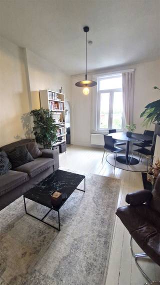 <p><span>GERENOVEERD 1 SLAAPKAMER APPARTEMENT OP TOPLOCATIE TE BERCHEM!</span></p><p><span> </span></p><p><span>Bij het betreden van het gebouw kom je terecht in een ruime gemeenschappelijk inkomhal, die recent volledig is opgefrist. <br />Als u verder gaat naar de tweede verdieping komt U terecht op een overloop die toegang biedt tot uw appartement. </span></p><p><span>Dit gerenoveerde appartement beschikt over een lichtrijke leefruimte van 14m</span><span><sup>2</sup></span><span> en één slaapkamer met een oppervlakte van maar liefst 15m</span><span><sup>2</sup></span><span>, met aansluitend een extra kamer als bergplek. </span></p><p><span>Via de leefruimte kan U verder gaan naar de volledig vernieuwde keuken die voorzien is van: voldoende opbergkasten, een spoelbak met afdruiprek, elektrisch kookvuur, dampkap, oven, koelkast, diepvriezer en aansluiting voor (vaat)wasmachine en droogkast. Ook de badkamer is volledig vernieuwd en voorzien van badkamermeubel met lavabo, douche en toilet. <br />Vaste kosten: 35EUR/maand (inclusief: water en verbruik gemene delen!)</span></p><p><span>Beschikbaar vanaf 01/11/2026</span></p><p><span> </span></p><p><span>Benieuwd naar deze topper? Contacteer ons dan zeker voor een vrijblijvend bezoek! </span></p><p><span>Telefonisch: 03 644 00 88 of via e-mail: info@immodelaet.be</span></p><p><span> </span></p>