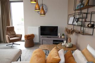 Welkom in dit prachtige appartement in het hart van Sint-Niklaas! Met een woonoppervlakte van 70m² en een balkon van 18m² is deze woning ideaal voor wie comfortabel en stijlvol wil wonen. De open woonkamer en eetruimte baden in natuurlijk licht, dankzij grote raampartijen die uitkijken op de aangename buitenomgeving. De moderne keuken is volledig uitgerust. De slaapkamer is een oase van rust en geeft toegang tot de badkamer die mooi is afgewerkt met een ruime inloopdouche en modern lavabomeubel.Geniet van zonnige dagen op het royale balkon en ontdek het gemeenschappelijke groene domein rondom het gebouw, ideaal voor een wandeling of om tot rust te komen. Het appartement beschikt over een ondergrondse parkeerruimte meteen naast de trappenhal en een praktische fietsenstalling. Gelegen nabij winkels, openbaar vervoer en belangrijke uitvalswegen, biedt deze woning de perfecte combinatie van privacy en toegankelijkheid.Beleef het beste van stadsleven zonder in te boeten aan comfort in dit schitterend afgewerkte appartement in Sint-Niklaas. Boek vandaag nog jouw bezoek via contact@eberhardvastgoed.be of telefonisch via 03 779 69 29.