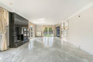 Energiezuinige (label B) gelijkvloerse woning met zwembad en met vrijstaande magazijnruimte voorzien van zonnepanelen gelegen op een ruim perceel...