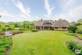<p><span>Tijdloze rietgedekte villa met schitterende tuin, kwalitatief gebouwd, veel ruimte, goed gelegen vlakbij het centrum.</span></p><p><span> </span></p><p><span>Gelijkvloers</span></p><p><span>Royale inkomhal met open traphal, en gastentoilet in de hal. Aangename leefruimte met veel licht en zicht op de tuin door de vele raampartijen rondom. De keuken (vernieuwd in 2015) is comfortabel ingericht , met ruimte voor een eethoek. Naast de keuken bevindt zich een praktische bijkeuken (met plaats voor wasmachine en droogkast), en een deur naar de tuin en terras.</span></p><p><span>Verder is er gelijkvloers 1 master bed room (incl.dressing), en een mooie badkamer, en suite.</span></p><p><span>De dubbele garage (met 2 automatische poorten) biedt plaats voor 2 auto’s , met deur naar het terras en de tuin. Extra tuinberging naast de garage.</span></p><p><span> </span></p><p><span>Eerste</span><span> </span><span>verdieping</span></p><p><span>De houten trap leidt naar de open nachthal . Hier bevinden zich 4 ruime slaapkamers, en een badkamer. Verder is er nog een multifunktionele ruimte (eventueel extra slaapkamer).</span></p><p><span>Boven de garage is er een nog een opbergzolder.</span></p><p><span> </span></p><p><span>Zolder</span></p><p><span>Via een luik (met vlizotrap) is er nog extra bergzolder over de hele woning.</span></p><p><span> </span></p><p><span>Kelder</span></p><p><span>Voorraadkelder (en hier ook toegang naar de kruipruimte)</span></p><p><span> </span></p><p><span>Tuin</span></p><p><span>De tuin is in 1 woord schitterend : mooi aangelegd, top onderhouden, en aangename terrassen (waarvan ook een deel overdekt aan de woning).</span></p><p><span> </span></p><p><span>Bijzonderheden</span></p><ul><li><span>Tijdloze klassieke stijl </span></li><li><span>zeer goed onderhouden </span></li><li><span>mooi aangelegde tuin en terrassen </span></li><li><span>veel ruimte en mogelijkheden </span></li><li><span>1 slaapkamer en badkamer op het gelijkvloers </span></li><li><span>Goede bereikbaarheid en vlakbij invalsweg naar Nederland!</span></li></ul><p><span> </span></p><p><span> </span></p>