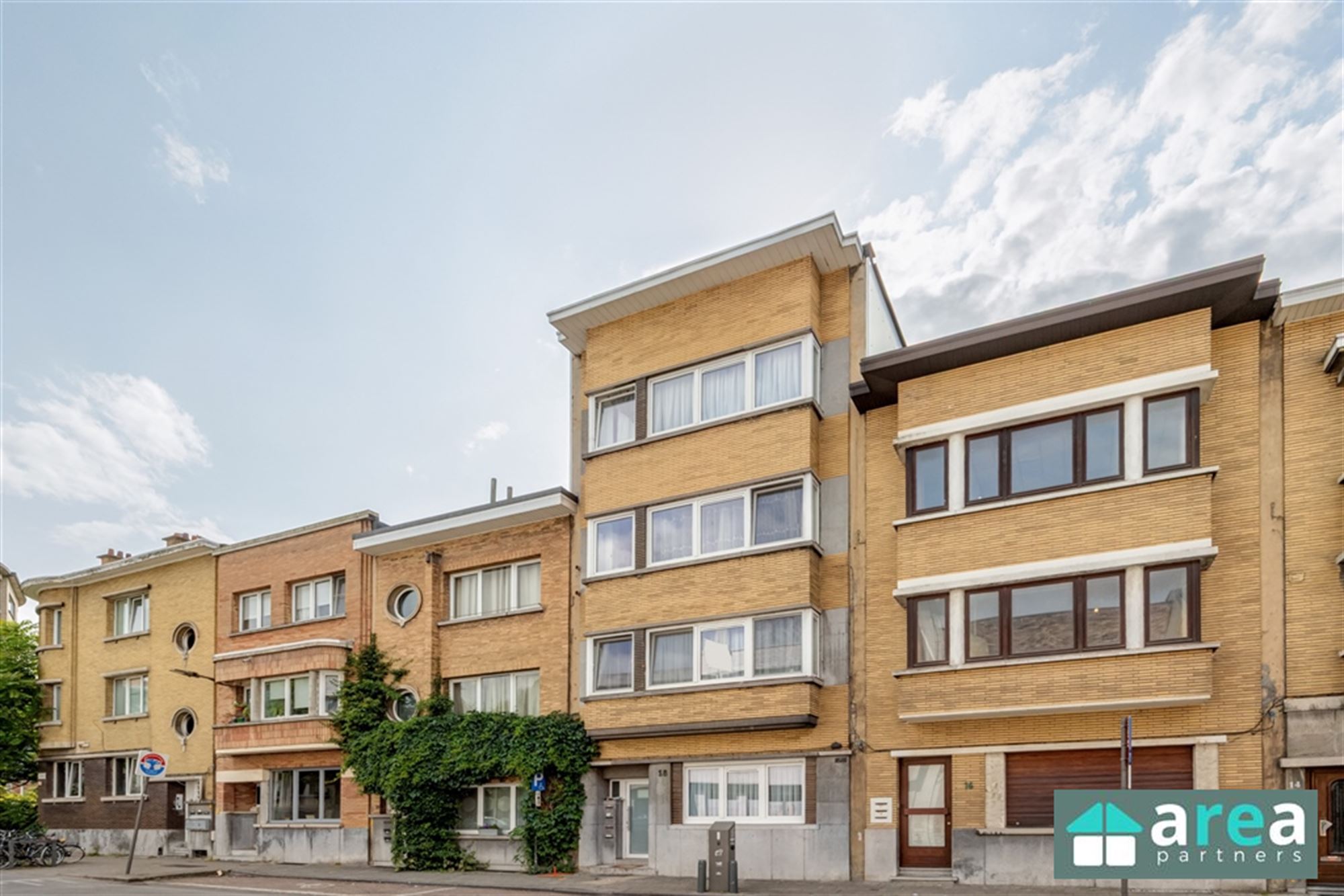 APPARTEMENTSGEBOUW BESTAANDE UIT 4 RUIME APP - foto 1