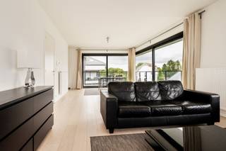 <h2><span>Appartement spacieux et lumineux avec grande terrasse Waterloo</span></h2><p><span>Ce </span><span>spacieux appartement meublé et baigné de lumière</span><span> d'environ </span><span>125 m²</span><span> est situé au </span><span>premier étage</span><span> d'un </span><span>immeuble récent et parfaitement entretenu datant de 2012</span><span>, à la </span><span>Drève de lInfante 19 à Waterloo</span><span>. Il offre une combinaison idéale de confort, de qualité et d'un </span><span>emplacement stratégique</span><span>, </span><span>juste en face de la gare de Waterloo</span><span> et à proximité immédiate de toutes les commodités ainsi que des principaux axes routiers vers Bruxelles, ce qui en fait un bien particulièrement attractif pour les navetteurs.</span></p><p><span>Dès l'entrée, le hall mène à un </span><span>vaste séjour lumineux avec espace salle à manger</span><span>, où les grandes baies vitrées apportent une belle luminosité et une agréable sensation d'ouverture. Le séjour donne un accès direct à la </span><span>magnifique terrasse de 20 m²</span><span>, idéale pour profiter de moments de détente en toute tranquillité. La </span><span>cuisine entièrement équipée</span><span> s'intègre harmonieusement à l'espace de vie et offre également un accès à la terrasse, renforçant le confort au quotidien.</span></p><p><span>Le hall de nuit dessert </span><span>deux chambres confortables</span><span>, la </span><span>salle de bain</span><span>, un </span><span>débarras pratique</span><span> ainsi qu'une </span><span>buanderie séparée</span><span>, équipée dune machine à laver et d'un sèche-linge. Une </span><span>cave privative</span><span> complète le bien et offre un espace de rangement supplémentaire.</span></p><p><span>L'appartement est doté d'un </span><span>parquet en bois massif</span><span> et de </span><span>châssis à double vitrage</span><span>, garantissant un excellent confort thermique et acoustique. Il bénéficie d'un </span><span>PEB favorable B 112</span><span> et d'une </span><span>installation électrique conforme</span><span>.</span></p><p><span>Un </span><span>emplacement de parking couvert</span><span> est à acquérir obligatoirement au prix de </span><span>28.000 €</span><span>.</span></p><p><span>Un appartement </span><span>clé en main</span><span>, alliant </span><span>espace, luminosité, qualité et accessibilité</span><span>, idéal tant pour une occupation personnelle que pour un investissement pérenne.</span></p>