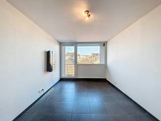 Dit verzorgd éénslaapkamerappartement bevindt zich op een rustige ligging aan de rand van het centrum, op wandelafstand van het station.De indeling omvat een lichtrijke leefruimte met open, ingerichte keuken, een aparte slaapkamer en een badkamer met ligbad met douchefunctie, wastafel en toilet. Praktische berging bereikbaar via badkamer. Aanpalend is er een gezellig terras waar u kan genieten van de buitenlucht.Het appartement werd recent heropgeschilderd en is instapklaar. Parkeren kan eenvoudig in de buurt met een bewonerskaart. Mogelijkheid tot aankoop garagebox(en) in het gebouw.Ideaal als starters- of investeringsappartement.