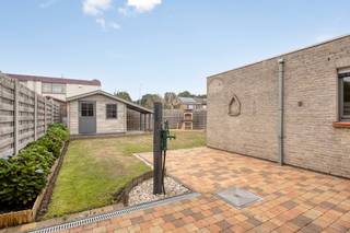 <p>U kunt een BOD uitbrengen op deze woning, rekening houdend met de AANVANGSPRIJS van <strong>€ 249.000,00</strong>, elk hoger BOD wordt voorgelegd aan de eigenaars die al dan niet kunnen ingaan op dit aanbod.<br /><br /><u><strong>OPENDEURDAG OP ZATERDAG 3 OKTOBER tussen 10u00 en 12u00 ( op afspraak )</strong></u><br /><br />Ontdek deze charmante halfopen woning, rustig gelegen aan de Pieter de Coninckstraat in het pittoreske Oostkamp. Dit karaktervolle huis, gebouwd in 1976, nodigt uit tot gezelligheid en biedt volop mogelijkheden voor zowel starters als gezinnen. Met een aantrekkelijke <strong>perceelsgrootte van 248 m² </strong>heeft u voldoende ruimte om uw eigen dromen en plannen tot leven te brengen. De indeling omvat een inkomhal met apart toilet, sfeervolle leefruimte, een functionele keuken met aanpalende berging en drie comfortabele slaapkamers, waarvan 1 kleinere slaapkamer/bureau er is tevens een badkamer met ligbad en wastafel in meubel. <strong>Er is een leuke tuin</strong> met tuinhuis te bereiken via handig zijpoortje. Naast de <strong>comfortabele woonruimtes</strong> beschikt deze woning ook over een <strong>garage met automatische poort </strong>en <strong>een parkeerplaats</strong>, wat het dagelijkse leven verregaand vergemakkelijkt. De locatie is ideaal voor wie de rust van een woonwijk wil combineren met gemakkelijke toegang tot alle voorzieningen die Oostkamp te bieden heeft. Maak kans om deze woning eigen te maken en laat u inspireren door de mogelijkheden die deze ruimte biedt. Neem vandaag nog contact met ons op voor een vrijblijvend bezoek en ervaar zelf de charme van deze woning.<br /><br /><u><strong>Indeling gelijkvloers:</strong></u></p>
<ul>
<li>Inkomhal met apart toilet;</li>
<li>Sfeervolle leefruimte;</li>
<li>Functionele keuken met aanpalende berging;</li>
<li><strong>3 mooie slaapkamers</strong> waarvan 1 kleinere slaapkamer/bureau;</li>
<li>Badkamer met ligbad en wastafel in meubel;</li>
<li><strong>Inpandige garage met automatische poort </strong>met parkeerplaats;</li>
<li>Leuke tuin met tuinhuis en een handig zijpoortje;</li>
</ul>
<u><strong>Troeven:</strong></u>
<ul>
<li>Regenwaterput;</li>
<li>Rolluiken;</li>
<li>Toplocatie in de rust en stilte;</li>
<li>Handig zijpoortje.</li>
</ul>
Voor meer informatie of een bezoek aan deze charmante woning? Contacteer ons via: <strong>oostkamp@caenen.be</strong><br />