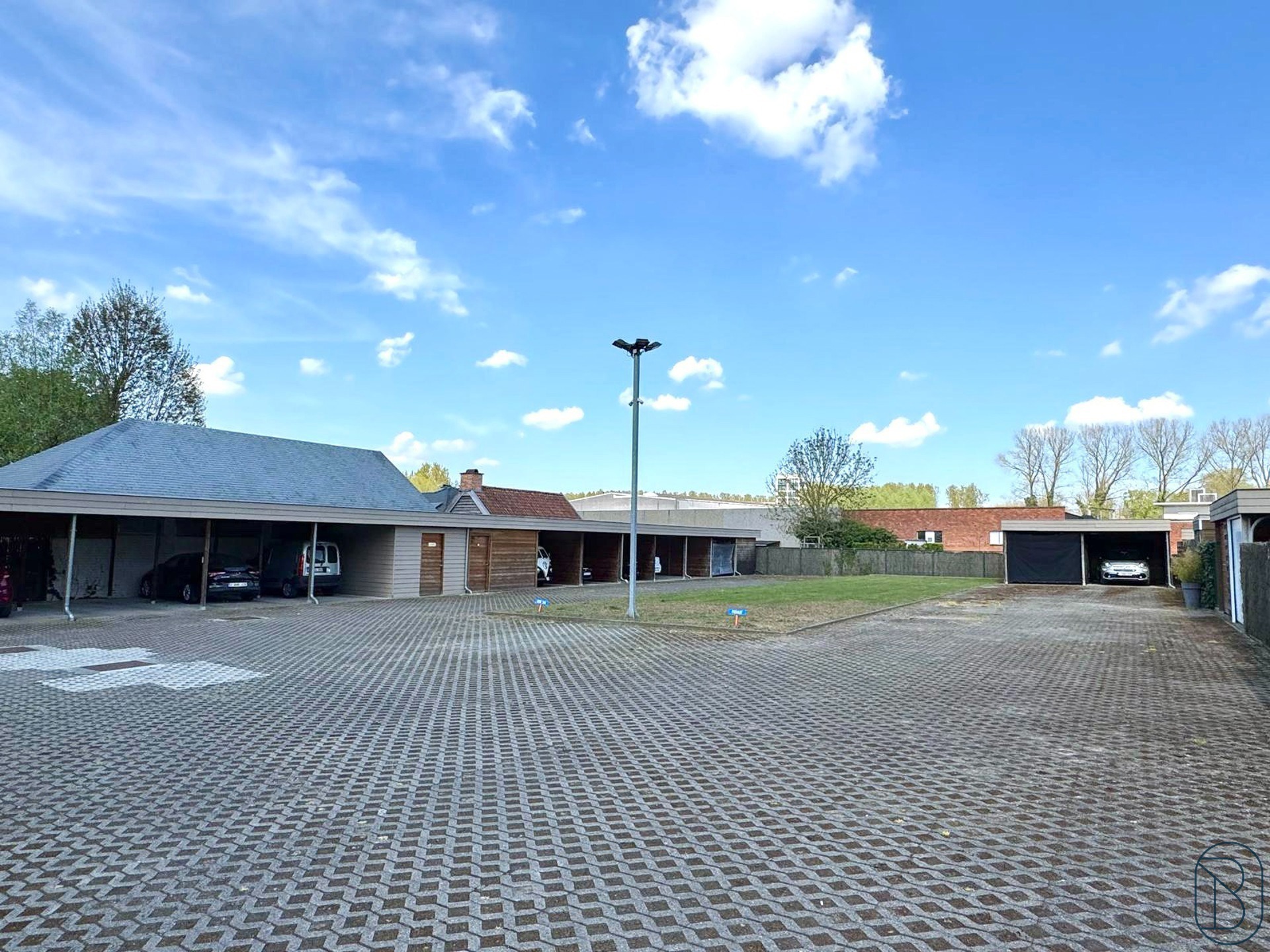 BUITENSTAANPLAATS in het CENTRUM - foto 3