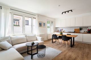 Wonen in het hart van de Sint-Andrieswijk<br /><br />BEZOEKDAG OP ZATERDAG 26/9 (op afspraak)<br /><br />Locatie<br />In de geliefde Sint-Andrieswijk, een van de meest authentieke en bruisende buurten van Antwerpen, bevindt zich dit instapklare appartement. Dankzij de uitstekende ligging geniet je van het beste wat de stad te bieden heeft. Op wandelafstand vind je tal van gezellige horecazaken, winkels, openbaar vervoer en de historische binnenstad. Ook 't Zuid bevindt zich op slechts een steenworp afstand. Met een Mobiscore van 9,4 zijn alle dagelijkse voorzieningen vlot bereikbaar.<br /><br />Beschrijving<br />Op de tweede verdieping van een kleinschalig gebouw bevindt zich dit lichtrijke appartement. De ruime leefruimte met open keuken baadt in het natuurlijke daglicht dankzij de grote raampartijen. Aansluitend bevindt zich de comfortabele slaapkamer. De badkamer werd de afgelopen jaren vernieuwd en beschikt over een moderne inloopdouche, een wastafel met badkamermeubel en een toilet. Om je comfort compleet te maken is er nog een privatieve kelderberging ter beschikking. Bewoonbare opp. volgens EPC: 50m².<br /><br />Bijzonderheden<br />- Maandelijkse lasten: 30 euro<br />- Energiezuinig EPC-label B<br />- Conforme elektriciteit<br />- Inclusief wasmachine<br />- Aparte meters voor water, gas en elektriciteit<br />- Kleinschalig gebouw met slechts één appartement per verdieping<br /><br />Verplichte vermeldingen<br />EPC: 198 kWh/m²<br />P-score: C<br />G-score: C<br />Stedenbouwkundige inlichtingen: Wche, Gvg, Gvkr, Gvv, Gmo