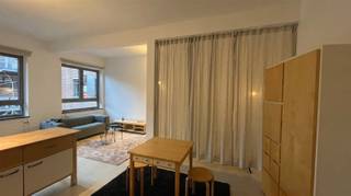 <p><span>Midden in het historisch en bruisende centrum van Leuven meer bepaald in de gezellige en exclusieve winkelwandelstraat de Mechelsestraat met zijn unieke handelszaken, zijn wij verheugd deze ruime en gemeubelde flat met loftallures , verscholen achter een statige gevel, te huur aan te bieden. De achteraan gelegen flat heeft een nuttige oppervlakte van 55 m² en is gesitueerd op de tweede verdieping van een welonderhouden residentie. De trendy en gezellige flat omvat een royale inkomhal met mooie parketvloer, een badkamer met een douche, toilet en lavabo, een praktische berging en een riante living van circa 40 m² met keuken en een slaaphoek. Bovendien is er in de huurprijs op het gelijkvloers een overdekte fietsenstalling inbegrepen. De maandelijkse provisie voor de gemeenschappelijke lasten bedraagt €150,00  inclusief voorschot verwarming -en waterverbruik van het appartement. Deze flat is beschikbaar 15/11/2026. Voor snelle beslissers. Een echte aanrader.</span></p><p><span> </span></p>