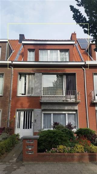 <p><span>Gezellig dakappartement op de tweede verdieping, ideaal gelegen in een rustige woonwijk op wandelafstand van winkels en openbaar vervoer.</span></p><p><span>Dit kwaliteitsvol afgewerkte en efficiënte appartement van 64 m² biedt een ruime en lichtrijke woonkamer, een keuken, een douche-badkamer en een sfeervolle slaapkamer op de zolderverdieping, voorzien van een praktische ingebouwde kastenwand. </span></p><p><span> </span></p><p><span> </span></p>