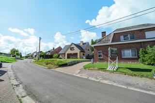 <p>Te koop: Verrassend ruime halfopen bebouwing met enorm veel potentieel!</p>
<p>​Bent u op zoek naar een woning met een sterke basis, veel ruimte en de kans om alles volledig naar eigen smaak in te richten? Deze karaktervolle halfopen bebouwing op een perceel van 4a 46ca biedt met een bewoonbare oppervlakte van 155 m² tal van mogelijkheden voor gezinnen, thuiswerkers of handige do-it-yourselfers!</p>
<p>​Indeling van de woning:</p>
<p>​Gelijkvloers: U komt binnen in een gezellige leefruimte waar het fijn vertoeven is. Aansluitend bevindt zich de praktische, kleine keuken en een douchekamer. Extra troef op de gelijkvloerse verdieping is de flexibele ruimte die perfect dienst kan doen als eerste slaapkamer of bureau/praktijkruimte. Tot slot beschikt de woning over een veranda en handige inpandige garage.</p>
<p>​Eerste verdieping: De bovenverdieping is verrassend ruim en telt maar liefst 3 volwaardige slaapkamers én een extra kamer die ideaal is als extra slaapkamer, dressing of thuiswerkplek.</p>
<p>​Troeven op een rij:</p>
<p>​Ruimte &amp; Flexibiliteit: Tot 5 mogelijke slaapkamers / bureauruimtes, ideaal voor een groot gezin of combinatie van wonen en werken.</p>
<p>​Perceel: Gelegen op een mooi perceel van 446 m² met fijne tuin/buitenruimte.</p>
<p>​Inpandige garage: Altijd comfortabel en droog parkeren of extra opbergruimte.</p>
<p>​Potentieel: De woning is aan renovatie toe, wat u de vrijheid geeft om hier uw absolute droomwoning van te maken.</p>
<p>​Laat deze kans niet liggen en ontdek zelf de vele mogelijkheden die dit pand te bieden heeft!</p>
<p>​Interesse? Neem vandaag nog contact met ons op voor een bezoek ter plaatse.<br />Bel ons op het nr 0478/ 75 69 85 of mail naar sylvio@immocente.be</p>
