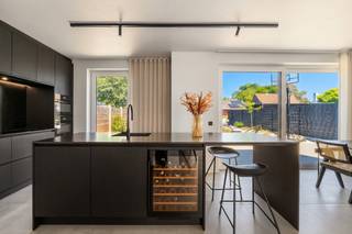 <h3>Hedendaagse 3-gevelwoning met hoogwaardige afwerking en prachtige leefruimte</h3><p>Bent u op zoek naar een recente woning waar comfort, stijl en een doordachte afwerking centraal staan? Dan zal deze moderne 3-gevelwoning uit 2023 u meteen aanspreken. Instapklaar, energiezuinig en gelegen op een strategische locatie, biedt deze woning alles voor wie comfortabel en zorgeloos wil wonen.<br /><br /><strong>Richtprijs: € 579.000 </strong><br /><strong>Beschikbaarheid: December 2026</strong><br />-Publicatie bevat visualisaties-</p><h3>Gezellig wonen met een keuken als blikvanger</h3><p>Via de stijlvolle inkomhal met gastentoilet betreedt u door de elegante glas-in-looddeur de gezellige leefruimte, een warme en lichtrijke plek waar u zich meteen thuis voelt. Aansluitend bevindt zich de ruime leefkeuken, zonder twijfel het hart van de woning. Het grote kookeiland, de hoogwaardige toestellen en de ingebouwde wijnkoeler maken koken en tafelen een plezier. De grote raampartijen zorgen bovendien voor een prachtig zicht op de tuin en laten veel natuurlijk licht binnen.</p><p>Praktisch gemak ontbreekt niet. De inpandige garage biedt plaats aan een wagen en doet tegelijk dienst als wasplaats en extra bergruimte.</p><h3>Comfort voor het hele gezin</h3><p>Op de eerste verdieping bevinden zich drie volwaardige slaapkamers, een apart toilet en een stijlvolle badkamer met een royale XL-inloopdouche. De master bedroom beschikt bovendien over een aparte dressing, een mooie extra die zorgt voor extra comfort en opbergruimte.</p><p>Via een vaste trap bereikt u de volledig afgewerkte en geïsoleerde zolder. Momenteel ingericht als polyvalente ruimte, maar dankzij de royale oppervlakte perfect geschikt als thuiskantoor, hobbyruimte of om te vormen tot twee extra slaapkamers.</p><h3>Genieten in alle rust</h3><p>De onderhoudsvriendelijke tuin vormt een mooie verlenging van de leefruimte. Het terras in gepolierde beton, gecombineerd met de zorgvuldig gekozen beplanting, zorgt voor een strakke, hedendaagse uitstraling en biedt een aangename plek om te ontspannen of gasten te ontvangen.</p><h3>Strategische ligging</h3><p>Ook de ligging is een absolute meerwaarde. Scholen, winkels en het bruisende centrum bevinden zich vlakbij, terwijl u dankzij de uitstekende verbinding met de A12 geniet van een vlotte bereikbaarheid richting Antwerpen, Brussel en Mechelen. Een ideale uitvalsbasis voor wie centraal wil wonen zonder in te boeten aan wooncomfort.</p><h3>Troeven</h3><p>- Recente woning (2023), volledig instapklaar en afgewerkt met kwalitatieve materialen.</p><p><strong>- EPC A</strong>: uitstekende energieprestaties.</p><p>- Volledige betonconstructie tot boven voor een duurzame en solide basis.</p><p>- Hoogrendementsbeglazing met onderhoudsvriendelijke aluminium raamprofielen.</p><p>- Vloerverwarming op het gelijkvloers voor optimaal wooncomfort.</p><p>- Modern domoticasysteem en ventilatiesysteem.</p><p>- 6 zonnepanelen</p><p>- regenwaterput aangesloten op de toiletten en buitenkraan.</p><p>- Ruime leefkeuken met kookeiland, wijnkoeler en prachtig zicht op de tuin.</p><p>- Drie volwaardige slaapkamers, dressing en een afgewerkte zolder met uitbreidingsmogelijkheden.</p><p>- Inpandige garage met wasplaats en extra bergruimte.</p><p>- Strategische ligging nabij scholen, winkels, het centrum en de A12.<br /></p><p>Bent u benieuwd naar deze stijlvolle woning? Neem gerust contact op voor een bezoek en ontdek zelf de ruimte, het comfort, de kwalitatieve afwerking en de uitstekende energieprestaties van deze woning.</p><p><strong>nico@altro-vastgoed.be - 04 88 42 42 24</strong></p>