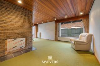 Voor meer info en foto’s, surf naar www.swevers.be –In het rustige en groene Ham vind je deze vrijstaande woning op een riant perceel van 1.847 m²...