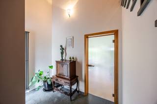 Instapklare en goed onderhouden woningen in deze gegeerde omgeving worden steeds zeldzamer. Deze kwaliteitsvolle halfopen bebouwing uit 1998 combineert ruimte, comfort en een uitstekende ligging. Met maar liefst 200 m² bewoonbare oppervlakte op een perceel van 4,5 are is dit een ideale thuis voor wie zorgeloos wil wonen.<br /><br />De woning werd steeds met de grootste zorg onderhouden en is volledig instapklaar. Momenteel zijn er twee ruime slaapkamers, met de mogelijkheid om eenvoudig een derde slaapkamer te creëren. Ideaal als extra kinderkamer, bureau, hobbyruimte of logeerkamer. Binnen geniet u van veel natuurlijk licht, een praktische indeling en kwalitatieve materialen. Ook technisch zit u goed met een energiezuinig EPC-label B en een conforme elektrische installatie.<br /><br />Buiten wacht een gezellige en private tuin, perfect om te ontspannen of samen te genieten. Private parkeergelegenheid is eveneens aanwezig.<br /><br />De ligging in een rustige doodlopende straat is een absolute troef. Een speelplein ligt vlakbij en dankzij de hoge Mobiscore zijn winkels, scholen en openbaar vervoer vlot bereikbaar. Ook Brussel, Mechelen, Leuven en Zaventem zijn uitstekend bereikbaar.<br /><br />Een instapklare thuis waar ruimte, rust en bereikbaarheid samenkomen, op een toplocatie in Weerde.