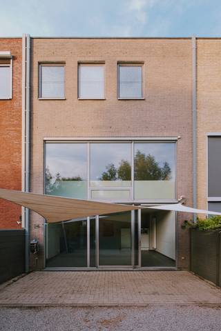 Ruime en lichtrijke triplexwoning met private tuin en inpandige garage.Op zoek naar de ruimte en het comfort van een woning, gecombineerd met een verrassende en eigentijdse indeling?<br /><br />Achter de discrete, private toegang van deze energiezuinige triplexwoning in Boom schuilt maar liefst 178 m2 woonoppervlakte, verdeeld over meerdere niveaus. De hoge glaspartijen, de open vide en de mooie verbinding tussen de verschillende leefruimtes zorgen voor veel natuurlijk licht en een aangenaam, ruimtelijk woongevoel.<br /><br />De keuken en eetruimte sluiten rechtstreeks aan op de zuidgerichte private tuin. Een fijne, beschutte buitenruimte waar je in alle rust kunt genieten. Ook de ruime inpandige garage vormt een belangrijke meerwaarde en biedt niet alleen plaats voor een wagen, maar ook extra bergmogelijkheden.<br /><br />Via de eigen inkom bereik je de lichtrijke leefruimte met vide en een apart toilet. Op de eerste verdieping bevinden zich twee volwaardige slaapkamers, een badkamer en een tweede apart toilet. De bovenste verdieping werd ingericht als een derde slaapkamer met eigen badkamer, ideaal als master bedroom, logeerkamer of rustige werkruimte.<br /><br />Met drie slaapkamers, twee badkamers, een EPC-label A en een bouwjaar van 2009 biedt deze triplexwoning bijzonder veel ruimte, comfort en energiezuinigheid. De woning ligt rustig, maar toch centraal in Boom, met winkels, scholen, openbaar vervoer en belangrijke verbindingswegen in de nabije omgeving.<br /><br />Belangrijkste troeven<br />• 178 m2 woonoppervlakte<br />• Eigen en rechtstreekse toegang<br />• Lichtrijke leefruimte met vide<br />• Drie volwaardige slaapkamers<br />• Twee badkamers<br />• Twee aparte toiletten<br />• Private, zuidgerichte tuin van 48m2<br />• Ruime inpandige garage<br />• Energiezuinig: EPC-label A<br />• Bouwjaar 2009<br />• Rustige en centrale ligging<br /><br />Deze triplexwoning wordt rechtstreeks door de eigenaar verkocht. Je kan ook steeds een kijkje nemen via zelfverkocht.be <br />Interesse of graag een bezoek plannen? Neem contact op via inneke.ec@gmail.com
