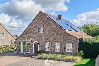 Op een goed bereikbare locatie in Hechtel bevindt zich deze bijzonder ruime en verzorgde woning op een perceel van maar liefst 1.280 m². Met 4 tot 6 slaapkamers, een polyvalente handelsruimte en een professionele keuken biedt deze eigendom bijzonder veel mogelijkheden.<br /><br />De woning is uitermate geschikt voor wie wonen en werken wil combineren. Dankzij de ruime commerciële ruimte, de uitstekende zichtbaarheid en voldoende parkeergelegenheid is dit een interessante opportuniteit voor zelfstandigen, vrije beroepen, een praktijkruimte of andere professionele activiteiten.<br /><br />Ook voor grote of samengestelde gezinnen is er meer dan voldoende plaats. De indeling biedt bovendien mogelijkheden om de woning verder in te richten als kangoeroewoning.<br /><br />Naast de royale ruimtes werd ook gedacht aan wooncomfort en energiezuinigheid. Zo beschikt de woning onder andere over energielabel B, zonnepanelen en een conforme elektrische installatie.<br /><br /><br />INDELING IS ALS VOLGT<br /><br />GELIJKVLOERS<br />Via de inkomhal bereik je een eerste bureelruimte, die eveneens perfect dienst kan doen als bijkomende slaapkamer. Verder bevinden zich op deze verdieping een apart toilet, een ruime leefruimte, keuken, veranda en wasplaats met douche.<br /><br />Het handelsgedeelte beschikt over een ruime winkel-, praktijk- of polyvalente ruimte met aansluitend een professioneel uitgeruste keuken. De voormalige inpandige garage werd ingericht als bijkomende kamer en kan naar wens verder worden benut.<br /><br />VERDIEPING<br />De nachthal geeft toegang tot vier ruime slaapkamers, voorzien van maatkasten, en een recent vernieuwde badkamer.<br /><br />KELDER<br />De woning is volledig onderkelderd en beschikt over meerdere praktische kelderruimtes, ideaal voor opslag, voorraad of extra bergruimte.<br /><br />BIJZONDERHEDEN<br />Gatank aanwezig<br />Perceel van 1.280 m²<br />Mogelijkheid tot 4 à 6 slaapkamers<br />Polyvalente handels-, praktijk- of kantoorruimte<br />Professionele keuken<br />Geschikt voor wonen en werken onder één dak<br />Mogelijkheden als kangoeroewoning<br />Recent vernieuwde keuken en badkamer<br />EPC-label B<br />Zonnepanelen met een opbrengst van ca. 9.500 kWh<br />Elektrische installatie conform<br />Volledig onderkelderd<br />Grote garage en carport<br />Ruime parkeermogelijkheden<br />Goede bereikbaarheid en vlotte verbindingen