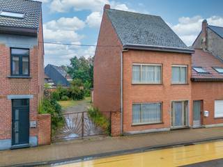 <p><span>Deze te renoveren gezinswoning met potentieel is gelegen in het centrum van Essen. Op wandelafstand heb je winkels, scholen, openbaar vervoer, ... </span></p><p><span> </span></p><p><span>We ontvangen jullie via de inkomhal met gastentoilet. De leefruimte voorzien van veel licht en met toegang tot het terras heeft een aansluitende half-open keuken met toegang tot de koele kelder. Achterliggend nog een garage met CV installatie.</span></p><p><span>Op de eerste verdieping bestaat de woning uit drie ruime slaapkamers en een kleinere badkamer met ligbad. De zolderverdieping onder dak is zeer ruim en kan zeker dienen als 2de verdieping mits afwerking. </span></p><p><span>Het perceel waarvan we spreken bestaat uit lot 2 en lot 3. (zie plan) Enerzijds de woning met daarnaast een toegangspoort tot de tuin, terras en de garage. </span></p><p><span> </span></p><p><span>Extra's:</span></p><p><span>- EPC label F - renovatieverplichting van toepassing</span></p><p><span>- Geen maatregelen in het Vlaams Handhavingsplatform</span></p><p><span>- Te renoveren/ op te frissen</span></p><p><span>- Centrale ligging</span></p><p><span>- Een gezinswoning met veel potentieel</span></p><p><span> </span></p><p><span>Zin om de handen uit de mouwen te steken en je eigen thuis te creëren? We begeleiden jullie graag tijdens een bezoek.</span></p><p><span>Ook voor een waardebepaling van je eigen woning kan je bij ons terecht.</span></p><p><span> </span></p><p><span>Contacteer immo Matrix-Kolum voor meer info en plan uw bezoek.</span></p><p><span> </span></p><p><span> </span></p><p><span> </span></p><p><span> </span></p><p><span> </span></p><p><span> </span></p>