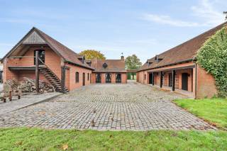 - Authentieke fermette op een perceel van 4.876 m²<br />- Prachtig landelijk verzicht<br />- Rustige ligging: Papestraat 60 in Ledegem<br />- Ruime leefruimte met open haard<br />- 5 slaapkamers en 2 badkamers<br />- Voldoende opbergruimte<br />- Handige wasplaats<br />- Binnenkoer uit kasseien, prachtige tuin met vijver, terras met barbecue<br />- Bijgebouwen: stallen, garages, atelier en zolders (totale oppervlakte: 163 m²)<br />- EPC: 470 kWh/m²/jaar, label E, UC: 3619326 (renovatieplicht van toepassing)<br />- Vanafprijs: € 699.000