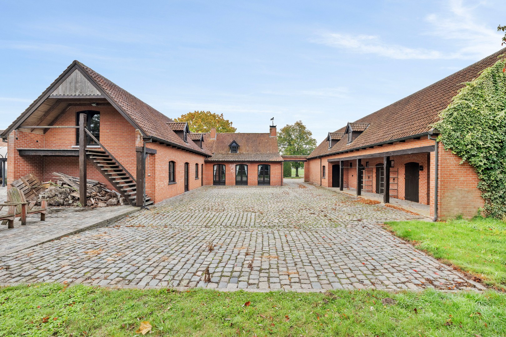 Karaktervolle hoeve met bijgebouwen en verzorgde tuin in Ledegem - foto 1