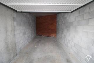 Deze afgesloten garagebox (nr.1) in centrum Koekelare is gelegen vlak naast De Kroon. <br />Garage dient enkel gebruikt te worden als parkeerplaats van een voertuig. Geen stockageruimte. <br /><br />Afmetingen:<br />Diepte: rechterkant: 5.2m, linkerkant: 6.6m.<br />Breedte: 2.8m<br />Hoogte garagepoort: 2.1m<br /><br />Syndickosten inbegrepen. <br />Huurprijs 92 €/mnd.<br />Beschikbaar vanaf 1/08/2026<br /><br />Vraag uw bezoek aan via contactformulier.