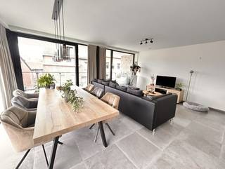 Dit prachtige 2 slaapkamer appartement, is gelegen in residentie Korenaar op de hoek van de Demerwal en de Korenstraat, pal in het centrum van de stad Bilzen.<br />Stap de voordeur uit en wandel rechtstreeks naar je favoriete winkels en het bruisende centrum met al zijn horecafaciliteiten.  Een topligging door de doordachte mobiliteit rond Bilzen, en met de oprit van de autosnelweg op amper 2 km.  Binnen het kwartier bereik je Maastricht, Hasselt en Genk.<br />Dit mooie appartement heeft volgende indeling:<br />inkomhal met ruime berging, een leefruimte met een overvloed aan natuurlijk lichtinval met een geïntegreerde keuken. een ruim terras van meer dan 32 m², 2 slaapkamers, een badkamer en toilet.  Ondergronds is er een autostaanplaats en een kelderberging.<br />Pluspunten voor dit appartement:<br />- hoek-appartement met veel lichtinval<br />- ruim terras van 32 m²<br />- ligging in centrum Bilzen<br />- ondergrondse autostaanplaats inbegrepen<br />- voorzien van verlichting, vliegendeuren en verduistering<br /><br />Wens je dit prachtige appartement te bezichtigen, neem dan contact op met Valère Vangeel op het nummer 0472/32.34.24 of mail valere@vestio.com .