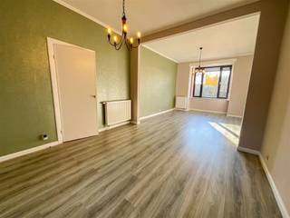 TOP GERENOVEERDE WONING TE MENEN. Op een zeer goede ligging nabij belangrijke invalswegen en diverse winkelcentra. Op het gelijkvloers hebben we...