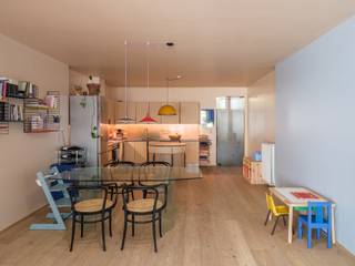 Maison prête à emménager, 3 chambres et espace extérieur, à proximité de Gand-Dampoort<br /><br />Cette maison spacieuse, d'une surface utile de 173 m², a été rénovée en une habitation fonctionnelle comptant trois chambres et un agréable espace extérieur.<br /><br />Elle se situe à distance de marche de la gare de Gand-Dampoort et de plusieurs parcs, dont le Bijgaardepark, avec ses prairies fleuries, ses pelouses ouvertes et ses aires de jeux pour enfants de différents âges. Idéal pour qui souhaite combiner la proximité de la verdure avec une bonne accessibilité générale.<br /><br />La maison se distingue notamment par quelques accents bien pensés : la cuisine et la salle de bains sont réalisées sur mesure, et les deux chambres de l'étage supérieur disposent chacune de leur propre mezzanine.<br /><br />En résumé : prête à emménager, trois chambres et espace extérieur, à courte distance du centre de Gand.<br /><br />Pour plus d'informations, écrivez à info@carloeggermont.be