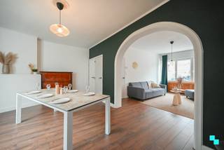 Deze instapklare en goed onderhouden woning met drie slaapkamers is gelegen op een toplocatie in Kortrijk. De woning geniet van een zeer gunstige ligging in de nabijheid van enkele belangrijke invalswegen, scholen, openbaar vervoer, winkels en lokale handelaars op wandel- en fietsafstand. Indeling: Ruime inkomhal met rechtstreeks toegang tot de gezellige leefruimte met eetplaats en aansluitend de vernieuwde keuken (voorzien van een vaatwasmachine, oven, inductiekookplaat met dampkap, ingebouwde koelkast etc.). De leefruimte kijkt uit op het stadskoertje. Via de leefruimte is er ook toegang tot de kelder. De eerste verdieping bestaat uit 2 ruime slaapkamers en een apart toilet. De bovenverdieping is voorzien van een berging/wasplaats (voorziening aanwezig voor een wasmachine en droogkast), een derde slaapkamer en een badkamer voorzien van een ligbad, toilet, inloopdouche en een dubbele wastafel. Technisch: HR-beglazing B (PVC) | CV op aardgas | EK conform | EPC-label C. Troeven: Dak vernieuwd (6 jaar geleden) | Gunstige locatie | Instapklaar | Drie ruime slaapkamers. Benieuwd? Pieter (BIV 515.887) organiseert voor deze woning de bezoeken, mits het maken van een afspraak via 056 98 03 03. www.bordes.be
