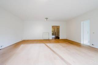 Tel: 0456 12 69 37 / E-mail: kilian.f@weinvest.be<br /><br />We Invest offers you a superb 3-bedroom apartment in a green neighborhood of Woluwe-Saint-Pierre. Located on the 2nd floor of a building with an elevator, it is composed as follows: Entrance hall with WC and laundry room, a bright living room opening onto a large south-facing terrace (10 m²), a fully equipped kitchen, 3 bedrooms, a bathroom and a shower room.<br /><br />As an option, you can have access to a parking space and a cellar which can be added to your rental.<br /><br />Located close to Parc Malou and Parc des Sources, the Fallon Stadium, various schools, Racing White Woluwe, sports centers, the Promenade Verte for cycling enthusiasts, Stockel Square Shopping Center and public transport.<br /><br />Rent: €1525/month<br />Charges: €280/month (maintenance of common areas, hot water and heating).<br />PEB: C<br /><br />Available from June 1st, 2026! Minimum 3-year lease!<br /><br />Visit without delay! For more exclusive properties, visit www.weinvest.be