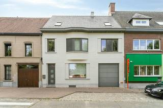 De eigendom wordt aangeboden via de Pre-sale formule. Op 16/09/2026 tussen 17:00 en 18:30 kan u het huis op afspraak komen bezichtigen en een bod uitbrengen uiterlijk op 18/09/2026 tot 10:00. De vermelde prijs is een instelprijs. <br /><br />Deze ruime burgerwoning is gelegen in het charmante Velzeke, op slechts enkele minuten rijden van het centrum in Zottegem. Hier geniet u van een fijne woonomgeving met landelijk karakter, vlakbij: winkels, scholen, openbaar vervoer en belangrijke verbindingswegen. <br /><br />De woning is energiezuinig (EPC C) en heeft een bruikbare oppervlakte van 262 m². <br /><br />INDELING:<br />Gelijkvloers: <br />* inkomhal <br />* leefruimte met aansluitende eetruimte <br />* keuken (1 jaar oud - Dovy keuken)<br />* apart toilet<br />* kelder<br />* inpandige garage <br /><br />Eerste verdieping:<br />* slaapkamer 1<br />* slaapkamer 2<br />* slaapkamer 3<br />* nieuwe badkamer met inloopdouche en toilet<br />* berging / bureauruimte <br /><br />Tweede verdieping:<br />* vaste trap naar zolder (mogelijkheid tot creëren van extra kamers)<br /><br />ALGEMENE INFORMATIE: <br />* elektriciteit conform<br />* dakisolatie aanwezig <br />* centrale verwarming op aardgas<br />* nieuwe laminaat vloer<br />* nieuwe keuken en badkamer (1j oud)<br />* aansluiting voor zonnepanelen voorzien<br />* dak vernieuwd in 2015<br />* ramen vernieuwd in 2006 (achteraan) en 2014 (vooraan)<br />* spouwmuren geïsoleerd in 2014<br /><br />De eigendom wordt aangeboden via de Pre-sale formule. Van 16/09/2026 om 17:00 tot 18/09/2026 om 10:00 kan u het huis op afspraak komen bezichtigen en een bod uitbrengen. De vermelde prijs is een instelprijs. Voor meer info, gelieve contact op te nemen met de dossierverantwoordelijke.<br /><br />Bestuursmaatregelen in het maatregelenregister: nee