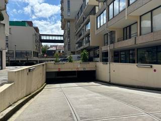 Deze garagebox met individuele poort is gelegen in Residentie Binnenhof, in volle stadscentrum, tussen het Station van Leuven en het Ladeuzeplein. ...