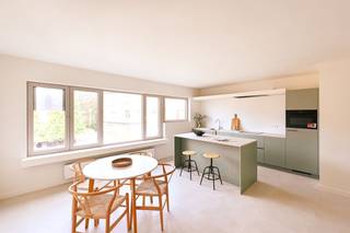 Helemaal instapklaar &amp; heerlijk gezellig! 2 slaapkamers + terrasOp zoek naar een appartement waar je meteen je thuis van kan maken? Dit knap gerenoveerde appartement op de bovenste verdieping (rechts) heeft alles in huis om je te overtuigen!De moderne open keuken vloeit mooi over in de gezellige, lichtrijke leefruimte en zorgt voor een heerlijk open en luchtig gevoel.Een fijne plek om te ontspannen, lekker te koken of vrienden te ontvangen!Verder beschikt het appartement over twee aangename slaapkamers en een stijlvolle, volledig vernieuwde badkamer met douche. De praktische indeling en moderne afwerking zorgen voor alle comfort dat je nodig hebt.En wat dacht je van je eigen terras? Aan de achterzijde vind je een gezellige buitenruimte waar je heerlijk kan genieten van een aperitiefje, een goed boek of gewoon een momentje voor jezelf.Modern, comfortabel en 100% instapklaar. Geen verbouwstress of renovatiewerken, gewoon verhuizen en genieten!GARAGES APART TE KOOP KIJKDAG – ZATERDAG 24 OKTOBERZin om deze appartementen in BIST 185 zelf te ontdekken? Kom de sfeer opsnuiven tijdens onze kijkdag op zaterdag 24 oktober, tussen 10.00 en 13.00 uur.Bezoeken uitsluitend op afspraak!Reserveer jouw plekje via: britt@koosi.be of telefonisch 0487 87 87 02Tot binnenkort?