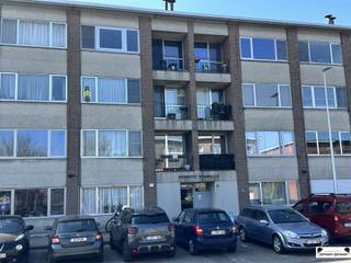 Gelegen in het charmante Edegem, presenteert dit verzorgde appartement de ideale combinatie van comfort en praktische ligging. De stijlvolle...